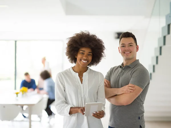 Multi-etnisch opstarten zakelijke Team op een bijeenkomst op moderne kantoor — Stockfoto