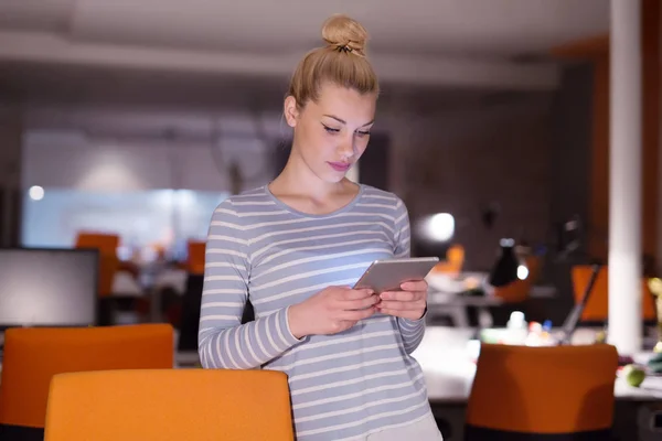 Mulher trabalhando em tablet digital no escritório noturno — Fotografia de Stock