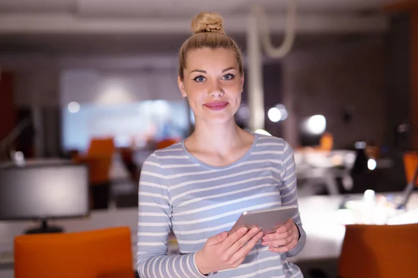 Frau arbeitet im Nachtbüro an digitalem Tablet — Stockfoto