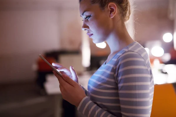 Vrouw die werkt op digitale tablet in nacht kantoor — Stockfoto