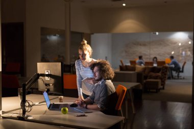 Gece ofisindeki genç tasarımcılar.