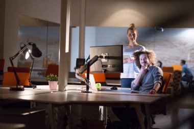 Gece ofisindeki genç tasarımcılar.