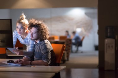 Gece ofisindeki genç tasarımcılar.