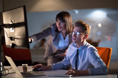 Gece ofisindeki genç tasarımcılar.