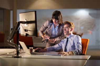 Gece ofisindeki genç tasarımcılar.