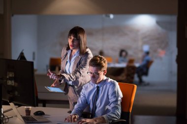 Gece ofisindeki genç tasarımcılar.