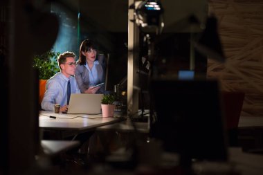 Gece ofisindeki genç tasarımcılar.