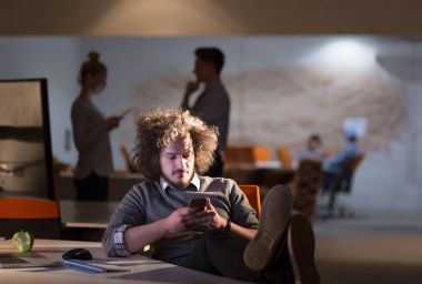 ayaklı ofis masasında oturan işadamı