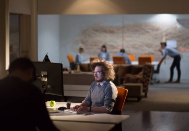 karanlık ofisinde bilgisayarda çalışan adam