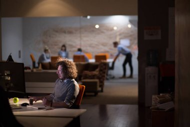 Geç saatlere kadar yorgun iş adamı