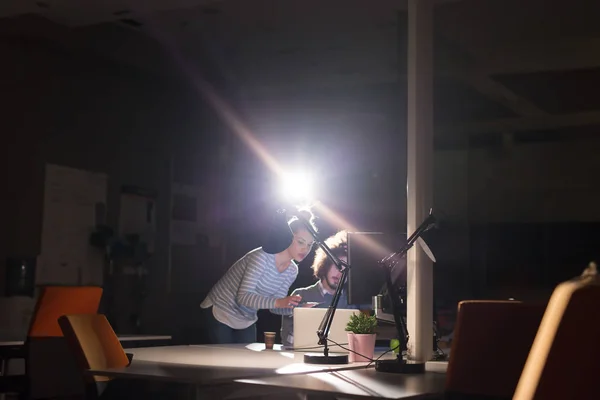 Mladí návrháři v noční kanceláři — Stock fotografie