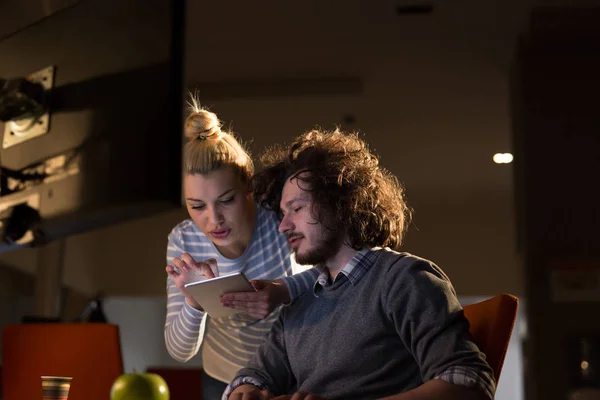 Jungdesigner im Nachtbüro — Stockfoto