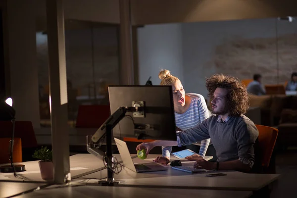 Jeunes designers dans le bureau de nuit — Photo