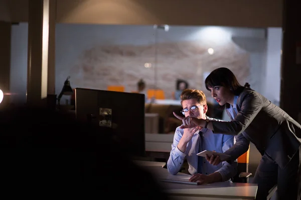 Jóvenes diseñadores en la oficina nocturna — Foto de Stock