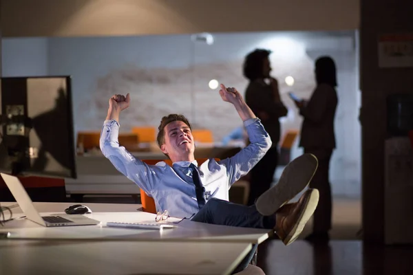 Homme d'affaires assis avec les jambes sur le bureau au bureau — Photo