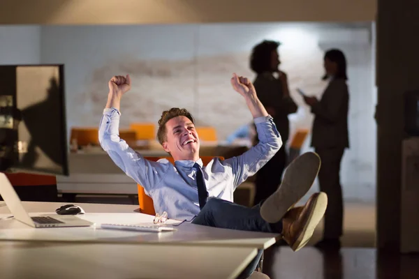 Zakenman zittend met benen op Bureau op kantoor — Stockfoto