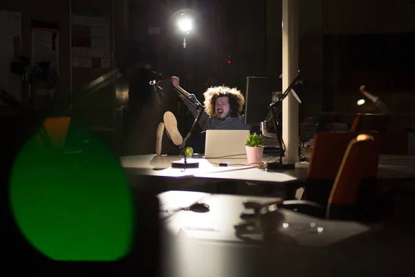 Бізнесмен сидить з ногами на столі в офісі — стокове фото
