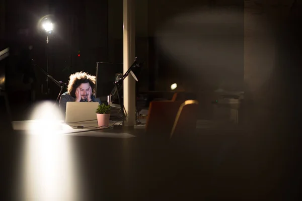 Homme d'affaires relaxant au bureau — Photo