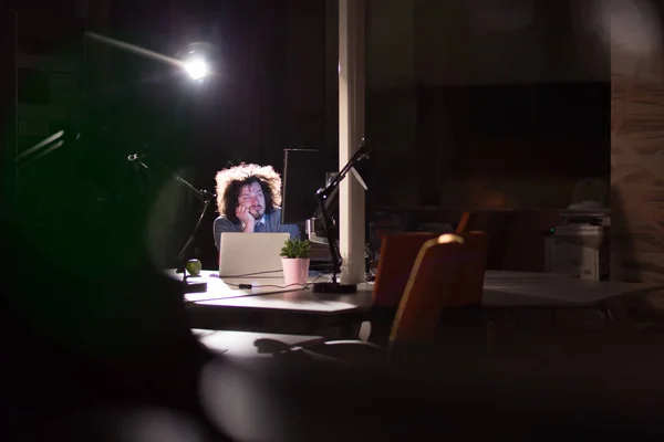 Homme d'affaires relaxant au bureau — Photo