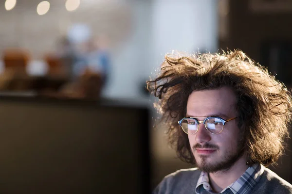 Uomo che lavora al computer in ufficio buio — Foto Stock