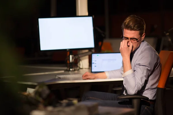 Hombre trabajando en la computadora en la oficina oscura — Foto de Stock