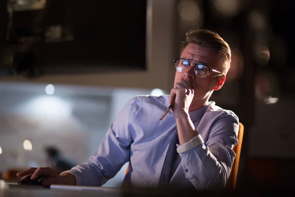 Homme travaillant sur ordinateur dans le bureau sombre — Photo