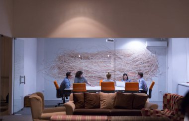 Modern ofis binasındaki bir toplantıda iş ekibi