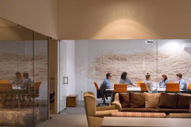 Modern ofis binasındaki bir toplantıda iş ekibi