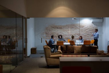 Modern ofis binasındaki bir toplantıda iş ekibi
