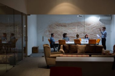 Modern ofis binasındaki bir toplantıda iş ekibi