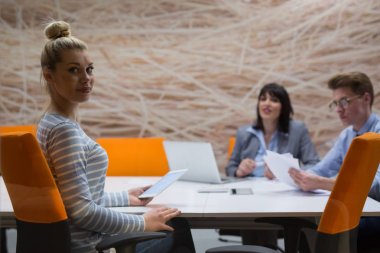 Modern ofis binasındaki bir toplantıda iş ekibi