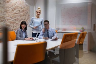 Modern ofis binasındaki bir toplantıda iş ekibi