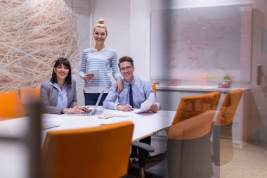 Modern ofis binasındaki bir toplantıda iş ekibi