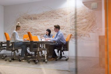 Modern ofis binasındaki bir toplantıda iş ekibi
