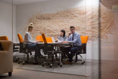 Modern ofis binasındaki bir toplantıda iş ekibi