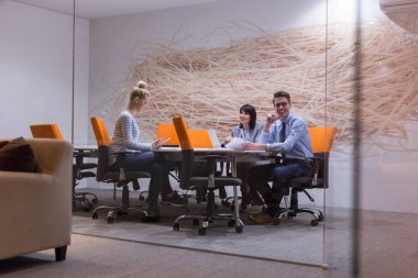 Modern ofis binasındaki bir toplantıda iş ekibi