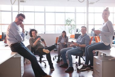 Modern ofis binasında Genç İş Ekibi Toplantısı