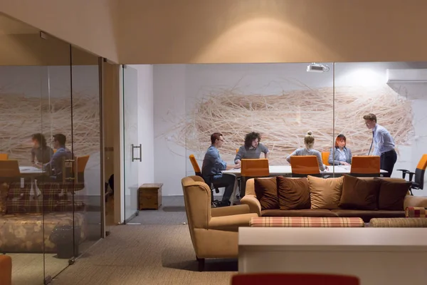 Modern ofis binasındaki bir toplantıda iş ekibi