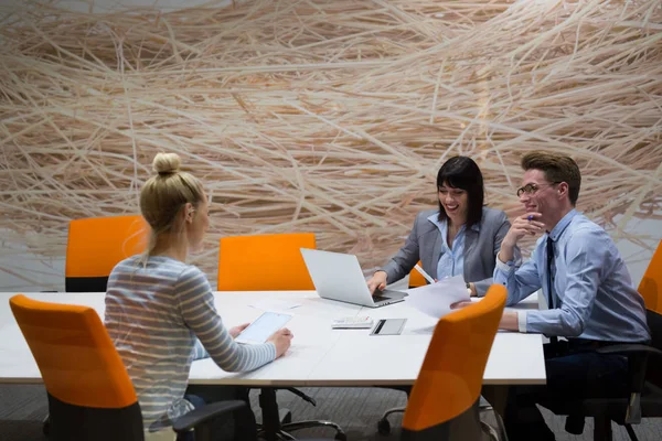 Équipe d'affaires à une réunion dans un immeuble de bureaux moderne — Photo