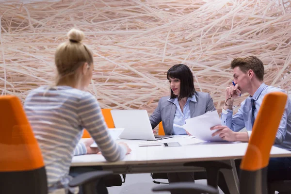 현대식 사무실 건물에서 열린 모임에서의 사업 팀 — 스톡 사진