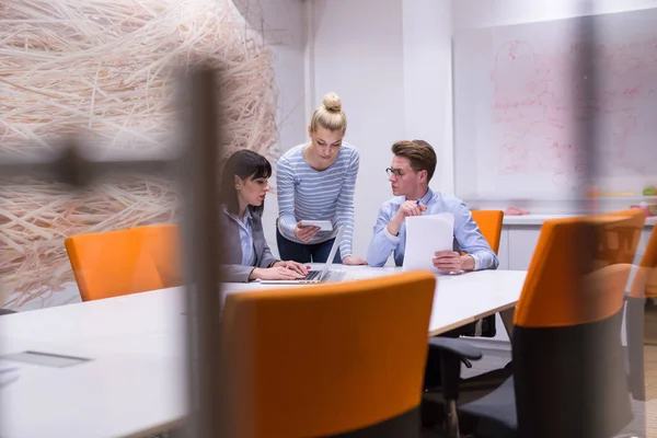 Équipe d'affaires à une réunion dans un immeuble de bureaux moderne — Photo