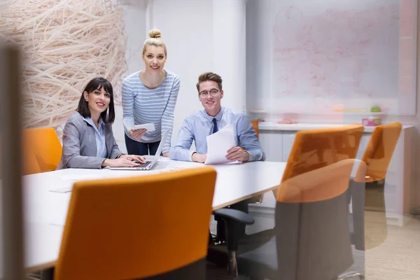 Business Team op een bijeenkomst in modern kantoorgebouw — Stockfoto
