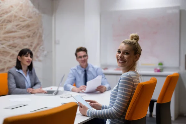 Équipe d'affaires à une réunion dans un immeuble de bureaux moderne — Photo