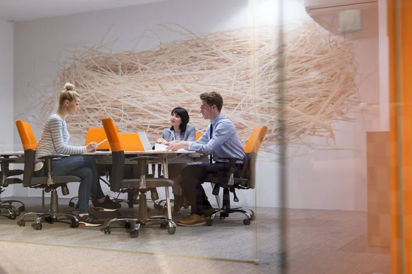 Equipo de negocios en una reunión en un moderno edificio de oficinas — Foto de Stock