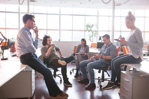 Une équipe de jeunes entreprises à une réunion dans un immeuble de bureaux moderne — Photo