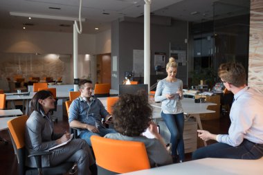 Modern ofis binasında Genç İş Ekibi Toplantısı