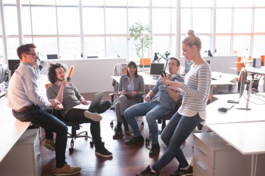 Modern ofis binasında Genç İş Ekibi Toplantısı