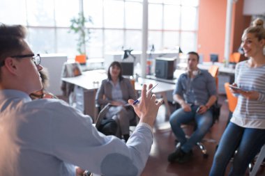 Modern ofis binasında Genç İş Ekibi Toplantısı