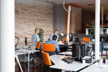 Modern ofis binasında Genç İş Ekibi Toplantısı