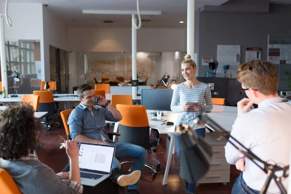 Young Business Team På ett möte i modern kontorsbyggnad — Stockfoto